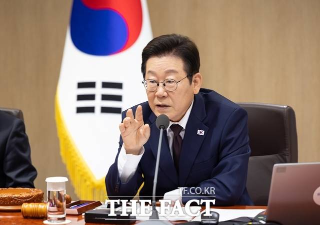 이재명 대통령은 21일 다카이치 사나에 일본 신임 총리 취임을 축하하며 "미래지향적 상생 협력을 한층 강화해 나가길 기대한다"고 밝혔다. 이 대통령이 14일 용산 대통령실에서 주재한 제45회 국무회의에서 발언하고 있다. /대통령실