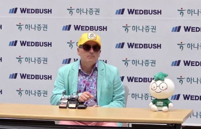 미국 월가 기술주 분석 대가로 꼽히는 댄 아이브스 웨드부시 증권 애널리스트가 올해 2월 서울 여의도 하나증권 본사에서 열린 세미나에 강연자로 참석하기에 앞서 기자들의 질문에 답변하고 있다.