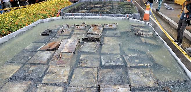 중국은 지난 10여 년 동안 배터리 폭발 예방 관련 특허 출원 건수를 대폭 늘려 한국과 격차를 약 두 배로 벌렸다. 사진은 지난달 28일 대전 국가정보자원관리원 화재 현장에서 불에 탄 리튬이온 배터리들이 수조에 담겨 있는 모습. / 뉴스1