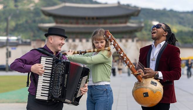 지난 17일 오전 서울 종로구 광화문광장에서 국악을 연주하는 외국인 밴드 '소리원정대' 멤버들이 각자의 악기를 들고 포즈를 취하고 있다. 왼쪽부터 아코디언을 연주하는 셰이킨 알렉산더, 대금을 부는 마들렌 포군트케, 아프리카 전통 현악기인 '은고니'를 다루는 디아바테 아미두. 소리원정대 소속의 다른 두 멤버는 개인 사정으로 참가하지 못했다./김지호 기자