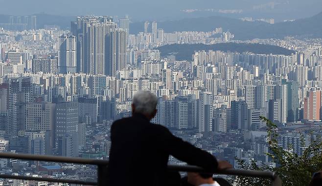 국토교통부가 '공공 도심복합사업 시즌2'를 통해 2030년까지 도심 내 주택 5만 가구를 착공하기 위해 사업 속도를 높이겠다고 21일 밝혔다. 사진은 19일 서울 남산에서 바라본 아파트 단지 모습./뉴스1