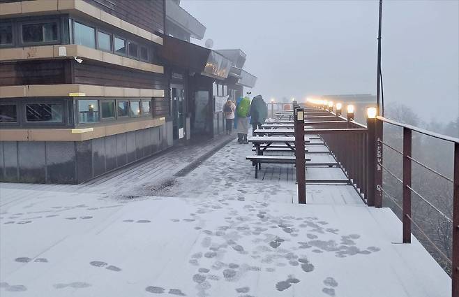 설악산에 1㎝ 첫눈 20일 강원도 설악산 국립공원 내 소청대피소에 눈이 쌓인 모습. 이날 설악산에 1㎝가량의 첫눈이 내렸다./설악산국립공원