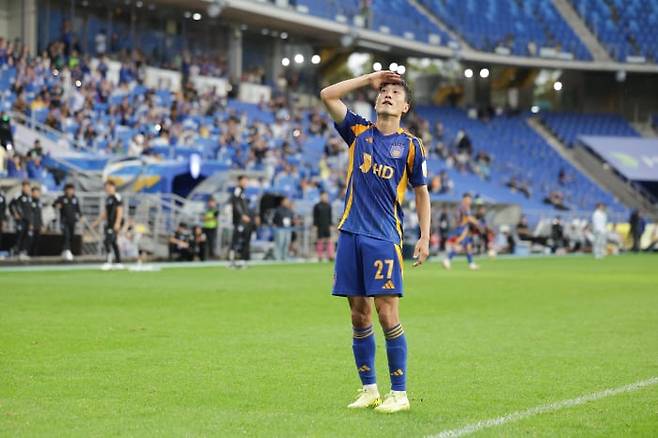 이청용이 18일 광주를 상대로 골을 넣은 뒤 빈손으로 골프 스윙을 하는 세리머니를 하고 있다./한국프로축구연맹