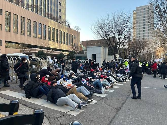 서부지법 난입 사태 전날인 지난 1월 18일 오전 서울서부지법 앞을 막고 있는 윤석열 전 대통령 지지자들의 모습. /뉴시스