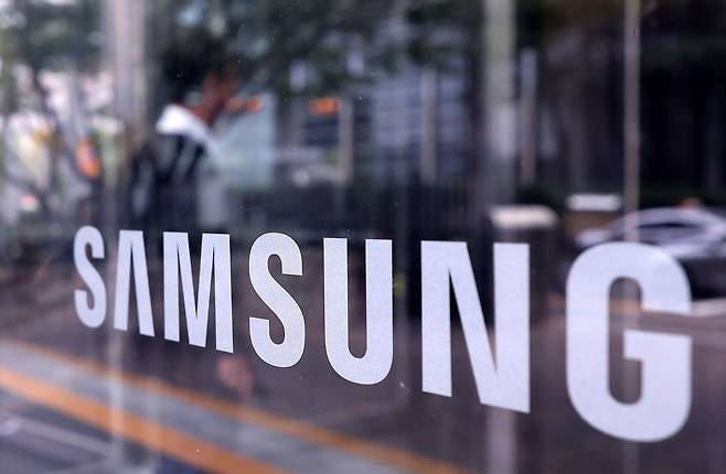 서울 서초구 삼성전자 서초사옥에서 직원들이 분주하게 움직이고 있다. /뉴스1