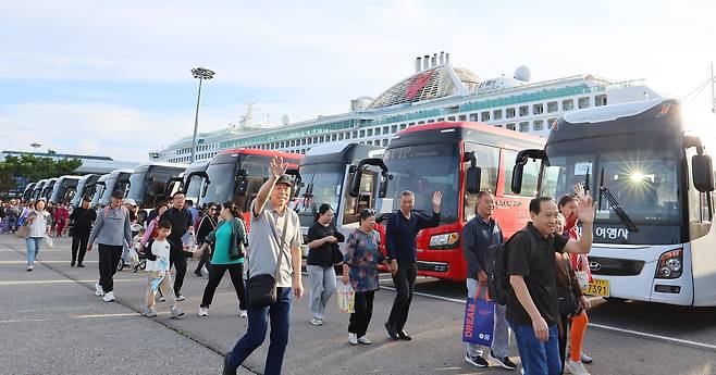중국인 단체관광객 무비자 입국 첫날인 29일 오전 인천 연수구 인천항 국제크루즈터미널에 입국한 중국인 단체 크루즈관광객들이 버스로 향하고 있다. /연합뉴스