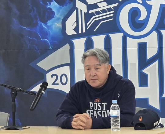 김경문 한화 이글스 감독이 21일 대구 삼성라이온즈파크에서 삼성 라이온즈를 상대로 열리는 플레이오프 3차전을 앞두고 취재진과 인터뷰 하고 있다. 이성현 기자