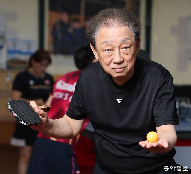 라지볼 탁구 12년 차 동호인 송종찬 씨가 경기 성남시의 한 탁구장에서 라지볼 탁구공을 손바닥 위에 올려 놓고 서브 자세를 취하고 있다. 성남=신원건 기자 laputa@donga.com