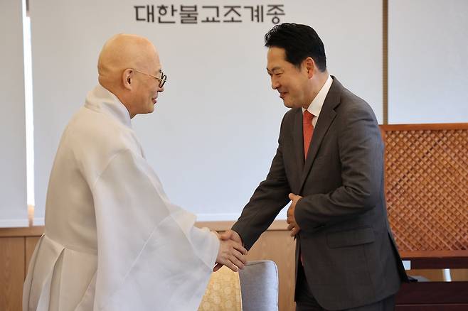 장동혁 국민의힘 대표가 22일 서울 조계사를 찾아 총무원장 진우스님과 인사하고 있다. 2025.09.22. 사진=국민의힘 제공