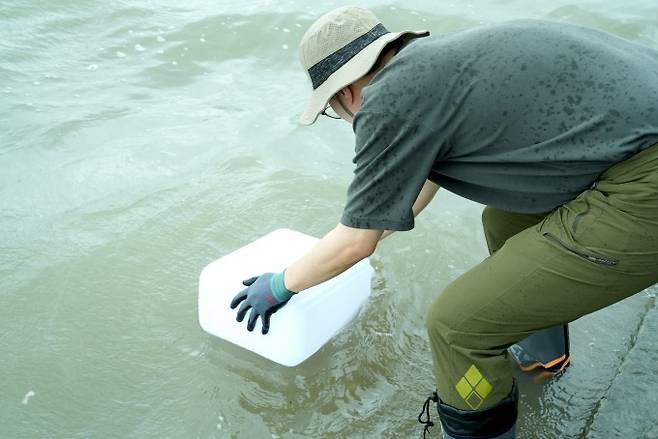 7월 4일 원자력안전위원회가 파견한 한국원자력안전기술원(KINS) 조사팀이 예성강 하구와 가까운 강화도 및 한강 하구 등의 조사 지점에서 시료를 채취하고 있다. 원자력안전위원회 제공