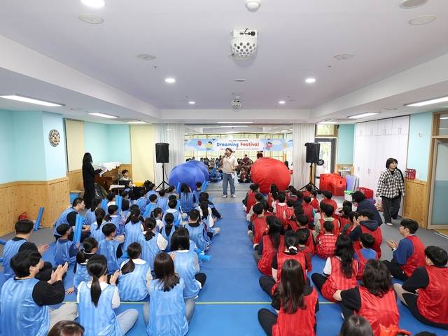 유니드 임직원들이 지난 18일 서울 노원구 소재 아동복지센터에서 ‘드리밍 페스티벌’을 진행하고 있다. 유니드 제공.