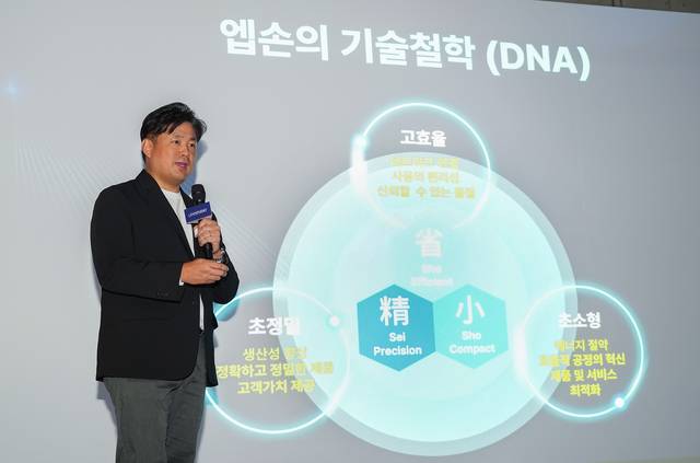 서울 강남구 JBK컨벤션홀에서 열린 한국엡손 신제품 발표회에서 모로후시 준 한국엡손 대표가 엡손 브랜드 탄생 50주년의 역사와 기술철학에 대해서 발표하고 있다. 한국엡손 제공