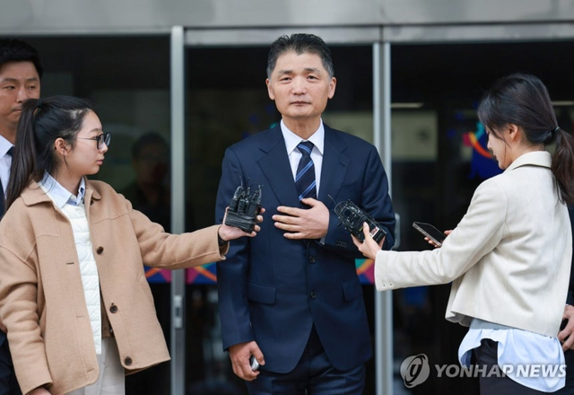 카카오 창업자 김범수 경영쇄신위원장이 21일 양천구 서울남부지방법원에서 열린 1심 선고공판이 끝난 뒤 법원 정문을 빠져나가고 있다.  연합뉴스