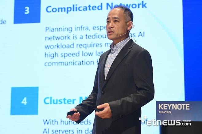산업통상자원부가 주최한 한국전자전이 21일 서울 강남구 코엑스에서 나흘 일정으로 열렸다.오프닝 키노트 강연에서 로비 린 기가컴퓨팅 전무가 'AI 컴퓨팅 시대를 위한 지속가능한 액체 냉각 데이터센터 혁신'을 주제로 발표하고 있다. 김민수기자 mskim@etnews.com