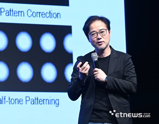 전자신문이 주최한 테크서밋 행사가 21일 서울 양재동 엘타워에서 열렸다. 박명주 LG전자 생산기술원 선행장비기술연구소장이 '반도체 후공정 패키징 장비 기술 현황'에 대해 소개하고 있다.  박지호기자 jihopress@etnews.com