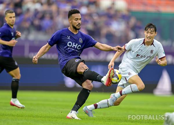 모따(왼쪽, FC안양), 진시우(오른쪽, 광주FC). 서형권 기자