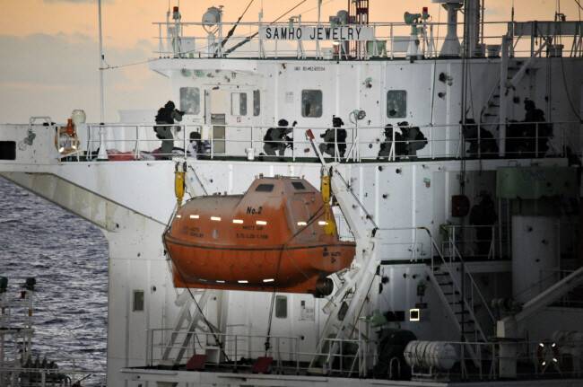 2011년 1월 21일 소말리아 해적에게 피랍된 삼호주얼리호 선원 구출을 위한 ‘아덴만 여명 작전’ 중 해군특수전단(UDT) 대원들이 인질 구출을 위해 선교에 진입하는 모습. 국방부 제공