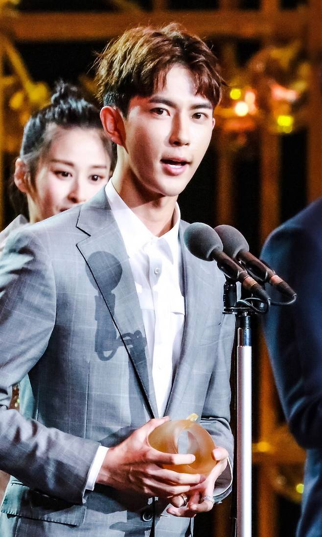 2018년 드라마 시상식에 선 배우 위멍룽. 위키피디아 갈무리