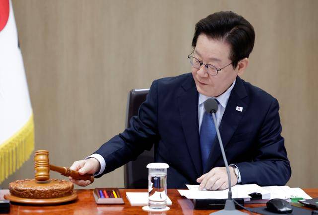 이재명 대통령이 21일 서울 용산 대통령실 청사에서 열린 국무회의에서 의사봉을 두드리며 개회 선언을 하고 있다. 뉴시스