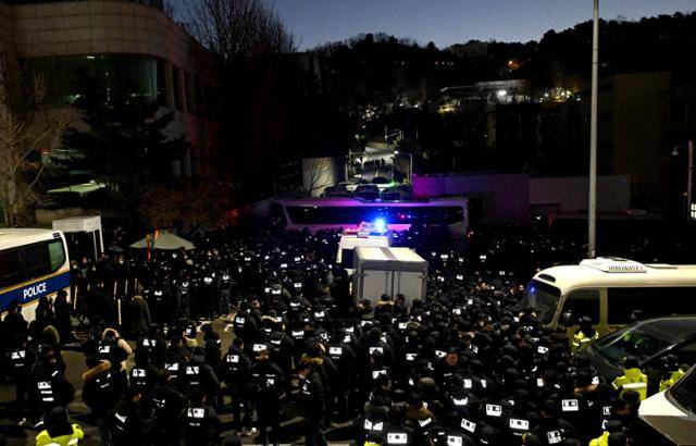 고위공직자범죄수사처가 1월 15일 윤석열 전 대통령에 대한 체포영장 2차 집행 시도를 앞둔 가운데 서울 용산구 한남동 대통령 관저 내외부에 경찰 관계자(아래쪽)들과 경호처 관계자들이 대치하고 있다. 코리아타임스 심현철 기자