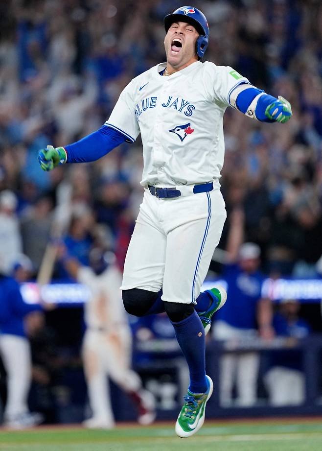 <yonhap photo-2802=""> 21일(한국시간) 캐나다 온타리오주 로저스센터에서 열린 시애틀 매리너스와의 아메리칸리그 챔피언십시리즈(ALCS·7전 4승제) 7차전에서 역전 스리런 홈런을 때려낸 조지 스프링어. [AFP=연합뉴스]</yonhap>