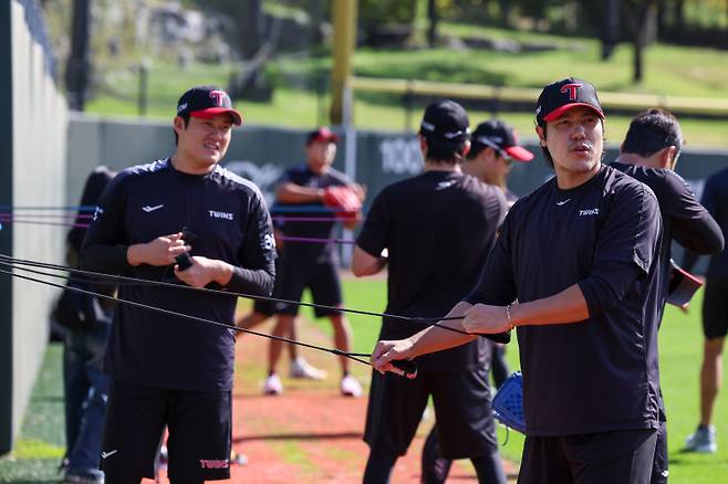 김강률(왼쪽)이 이천 챔피언스파크에서 열린 한국시리즈 대비 훈련을 소화하고 있다. 구단 제공