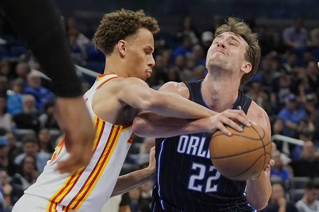 <yonhap photo-4967=""> Atlanta Hawks guard Dyson Daniels, left, fouls Orlando Magic forward Franz Wagner (22) as he attempts a shot during the second half of an NBA basketball game, Tuesday, April 8, 2025, in Orlando, Fla. (AP Photo/John Raoux)/2025-04-09 11:12:24/ <저작권자 ⓒ 1980-2025 ㈜연합뉴스. 무단 전재 재배포 금지, AI 학습 및 활용 금지></yonhap>