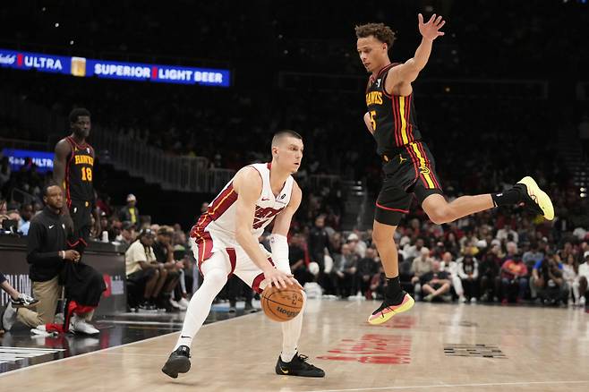 <yonhap photo-2973=""> Miami Heat guard Tyler Herro (14) looks to shoot against Atlanta Hawks guard Dyson Daniels (5) in the second half of an NBA play-in tournament basketball game, Friday, April 18, 2025, in Atlanta. (AP Photo/Brynn Anderson)/2025-04-19 11:31:58/ <저작권자 ⓒ 1980-2025 ㈜연합뉴스. 무단 전재 재배포 금지, AI 학습 및 활용 금지></yonhap>