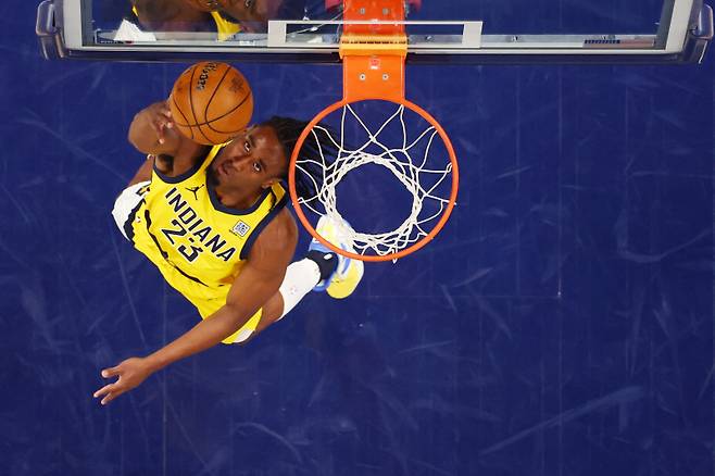 <yonhap photo-4138=""> INDIANAPOLIS, INDIANA - JUNE 11: Aaron Nesmith #23 of the Indiana Pacers attempts a layup against the Oklahoma City Thunder during the first half in Game Three of the 2025 NBA Finals at Gainbridge Fieldhouse on June 11, 2025 in Indianapolis, Indiana. NOTE TO USER: User expressly acknowledges and agrees that, by downloading and or using this photograph, User is consenting to the terms and conditions of the Getty Images License Agreement. Maddie Meyer/Getty Images/AFP (Photo by Maddie Meyer / GETTY IMAGES NORTH AMERICA / Getty Images via AFP)/2025-06-12 13:47:11/ <저작권자 ⓒ 1980-2025 ㈜연합뉴스. 무단 전재 재배포 금지, AI 학습 및 활용 금지></yonhap>
