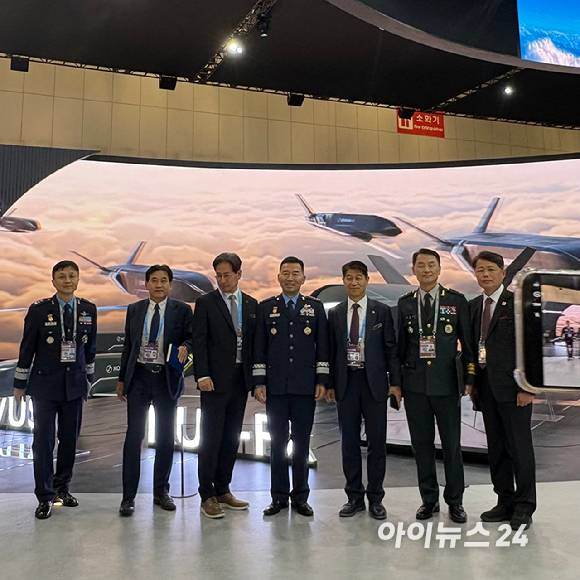 진영승 합참의장(가운데)이 지난 20일 서울 국제 우주항공 및 방위산업 전시회(ADEX) 2025에서 열린 대한항공 부스를 방문했다. [사진=권서아 기자]