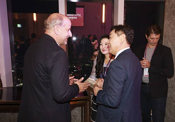 '세계올림픽도시연맹 총회' 의 연계행사인 ‘스마트시티&스포츠 서밋’에 참석한 김관영 도지사가 그레고리 주노드 세계올림픽도시연맹회장(스위스 로잔 시장)과 면담을 갖고 있다. [사진=전북자치도 ]