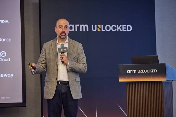 에디 라미레즈 Arm 인프라 사업부 시장진입 전략 부사장이 21일 서울 강남구 인터컨티넨탈 파르나스 호텔에서 열린 'Arm 언락드 서울 2025' 미디어 브리핑에서 향후 AI 인프라 전략을 소개하고 있다. [사진=Arm]