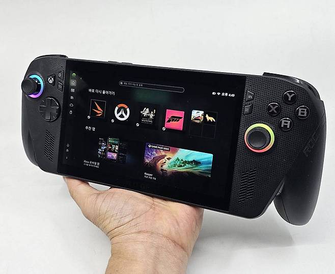 120Hz 주사율의 7인치 화면을 탑재했다. 본체 무게는 715g이다 / 출처=IT동아