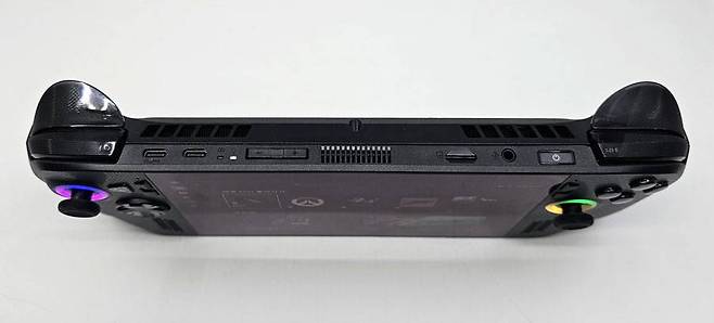 다양한 기능을 지원하는 타입-C 포트 2개를 달았으며 전원 버튼은 지문 센서를 겸한다 / 출처=IT동아