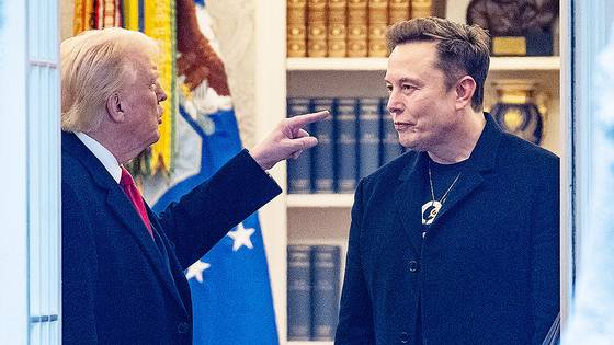 도널드 트럼프 미국 대통령(왼쪽)과 일론 머스크 테슬라 최고경영자(CEO)가 지난 3월 14일 워싱턴 DC 백악관 오벌 오피스에서 대화를 나누고 있다. AFP=연합뉴스