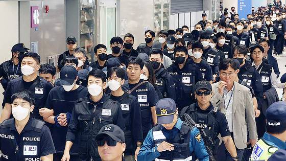 캄보디아 당국의 범죄단지 단속으로 적발돼 구금됐던 한국인들이 지난 18일 인천공항을 통해 송환되는 모습. 공동취재단. 뉴스1