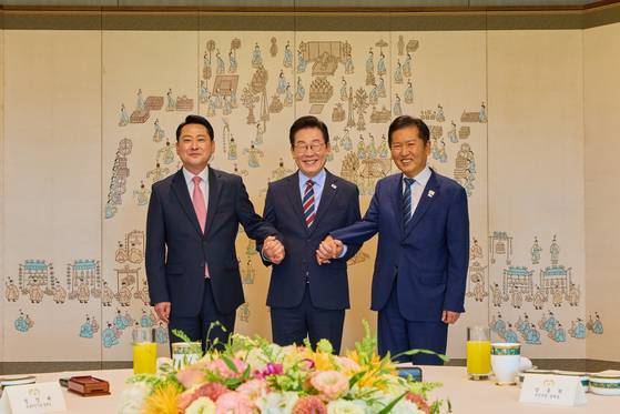 이재명 대통령이 지난달 8일 대통령실에서 열린 여야 지도부 오찬 회동에서 정청래 더불어민주당 대표(오른쪽), 장동혁 국민의힘 대표와 기념 촬영을 하고 있다. 대통령실 제공