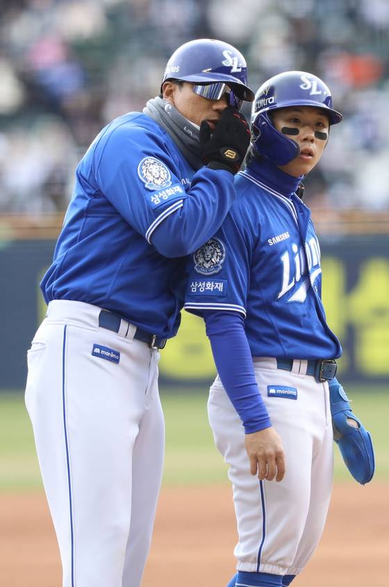 삼성 이종욱 작전·외야코치(왼쪽)와 김성윤. 사진 삼성 라이온즈