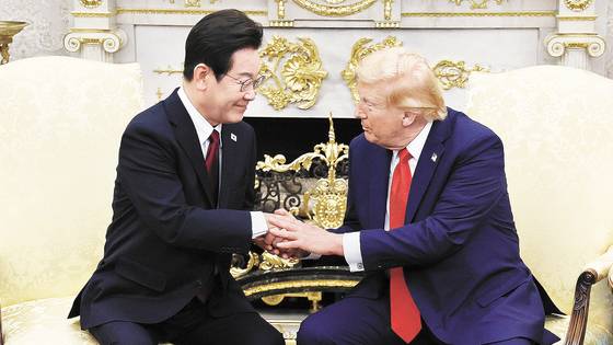 이재명 대통령이 지난 8월 25일(현지시간) 미국 워싱턴DC 백악관 오벌 오피스에서 도널드 트럼프 미국 대통령과 한ㆍ미 정상회담을 하고 있다. 대통령실사진기자단