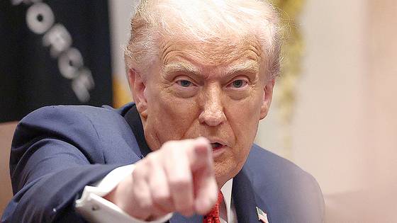 도널드 트럼프 미국 대통령이 20일(현지시간) 워싱턴 DC 백악관에서 앤서니 앨버니지 호주 총리와 회담 중 취재진을 손가락으로 가리키고 있다. 로이터=연합뉴스