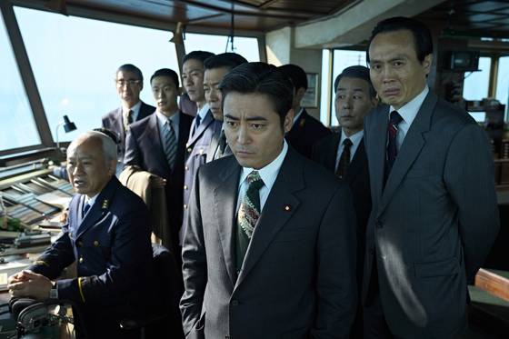 영화 '굿뉴스'에서 일본 운수성 정무차관 역을 맡은 야마다 다카유키. 사진 넷플릭스