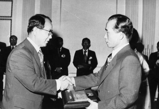 1977년 허문회 박사(왼쪽)가 박정희 대통령으로부터 ５·16 민족상을 받고 있다. [중앙포토]