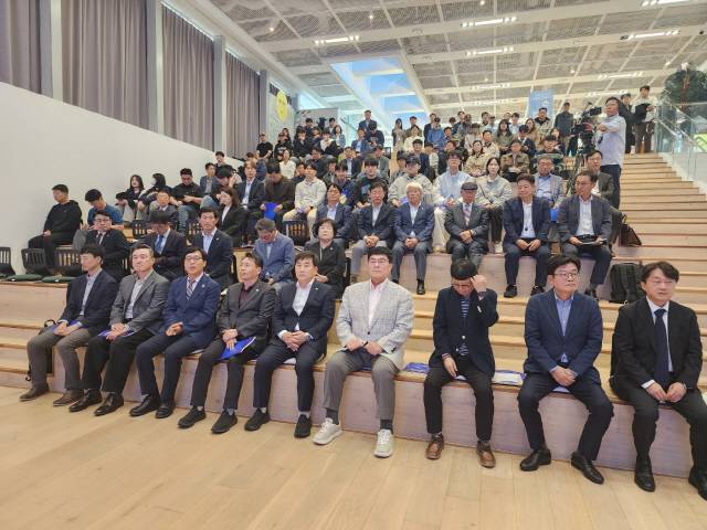 ▲ ‘삼척~포항 동해선 고속철도 개통에 따른 수소·관광 경제 발전 전략포럼’이 15일 삼척 이사부독도기념관에서 박상수 삼척시장, 권정복 삼척시의장, 최동열 강원도민일보 상무, 심원섭 도 미래산업국장 등 각계 전문가들이 참석한 가운데 열려 열띤 논의가 진행됐다.