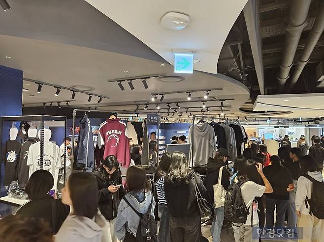 지난 19일 오후 3시 서울 잠실 롯데월드몰에서 열린 웹툰 '외모지상주의' 팝업스토어 앞에서 1020 팬들이 입장을 기다리고 있다. 사진=박수빈 기자