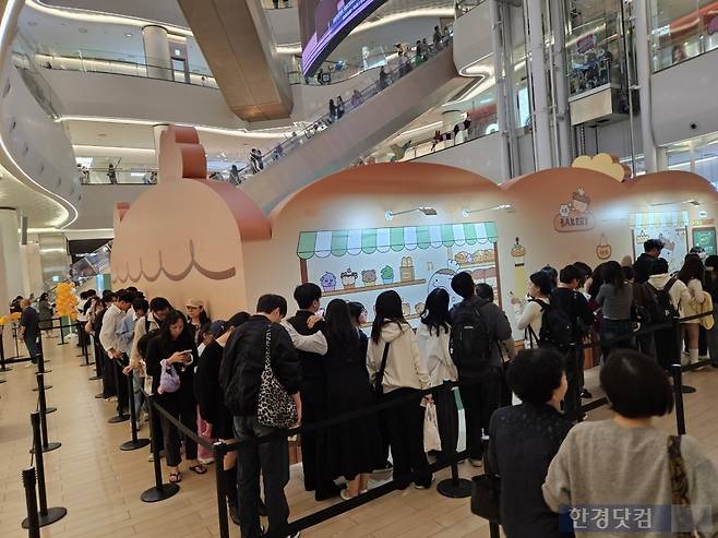 지난 19일 오후 3시 서울 잠실 롯데월드몰에서 열린 웹툰 '마루는 강쥐' 팝업스토어 앞에서 1020 팬들이 입장을 기다리고 있다. 사진=박수빈 기자