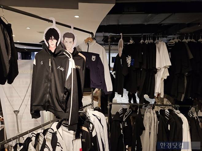 지난 19일 오후 3시 서울 잠실 롯데월드몰에서 열린 웹툰 '외모지상주의' 팝업스토어에서 옷 굿즈들을 판매하고 있다. 사진=박수빈 기자