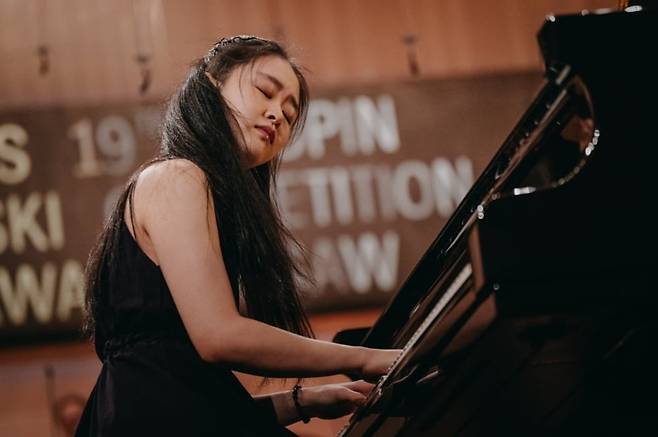 폴란드 바르샤바에서 열린 제19회 쇼팽 국제 피아노 콩쿠르 결선에서 연주한 피아니스트 류텐야오. 사진출처=쇼팽 인스티튜트.
