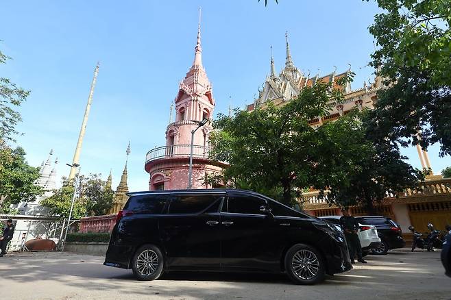 한국 국립과학수사연구원(국과수) 법의관 및 경찰 수사관들이 탄 차량이 20일(현지시간) 캄보디아 프놈펜 턱틀라 사원에서 현지 범죄조직에 납치돼 피살당한 한국인 대학생 박모 씨의 부검 및 화장절차가 끝난 뒤 사원을 빠져나가고 있다./사진=연합뉴스