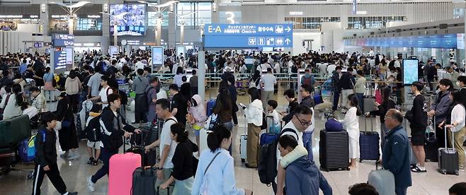 추석 연휴를 하루 앞둔 2일 인천국제공항 제1여객터미널이 출국을 앞둔 여행객들로 붐비고 있다.2025.10.02 사진=한경 최혁 기자