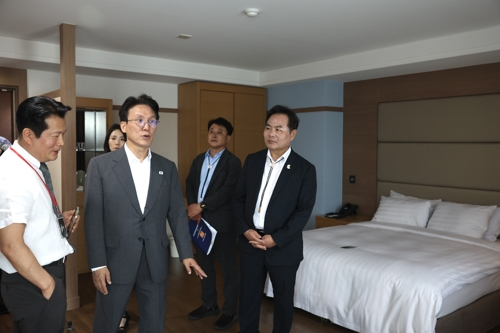 아시아태평양경제협력체(APEC) 정상회의 준비위원장인 김민석 국무총리가 지난 7월15일 경주 APEC 정상회의 현장을 찾아 숙박시설 및 서비스 준비 현황을 점검하고 있다. 국무총리실 제공